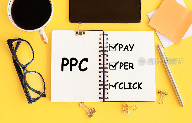 在办公室桌上的记事本上写PPC -缩写PAY PER CLICK -概念。